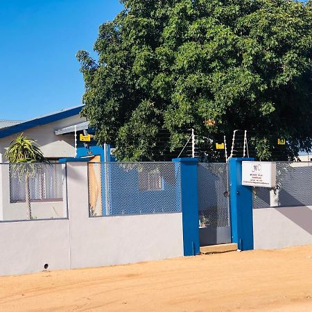 Mo-Nize Villa Guesthouse Otjiwarongo Buitenkant foto
