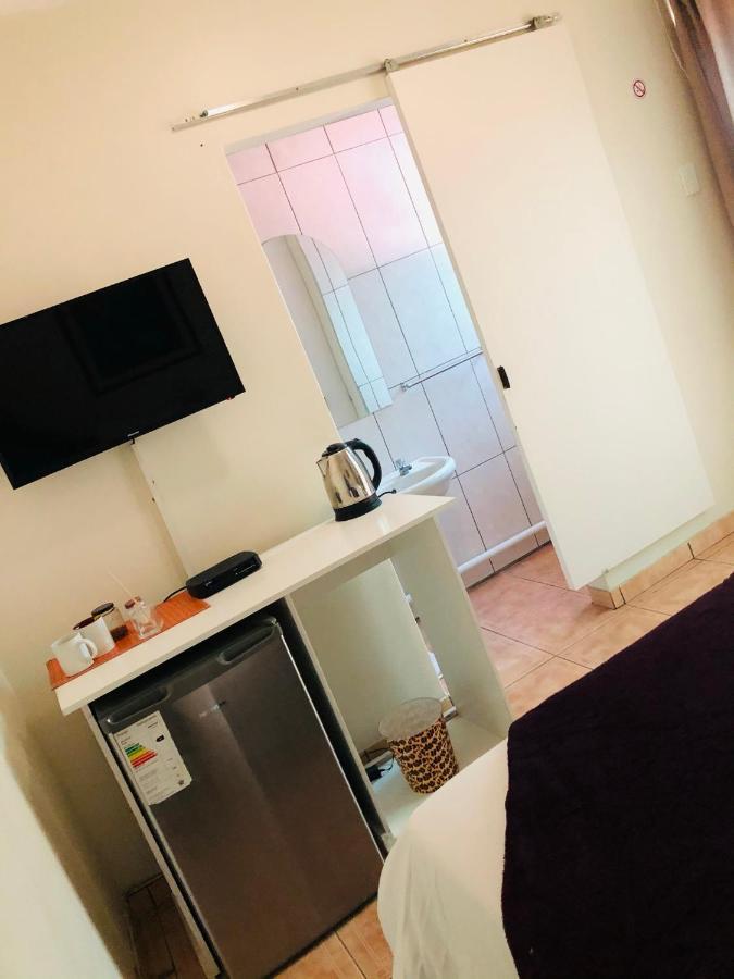 Mo-Nize Villa Guesthouse Otjiwarongo Buitenkant foto