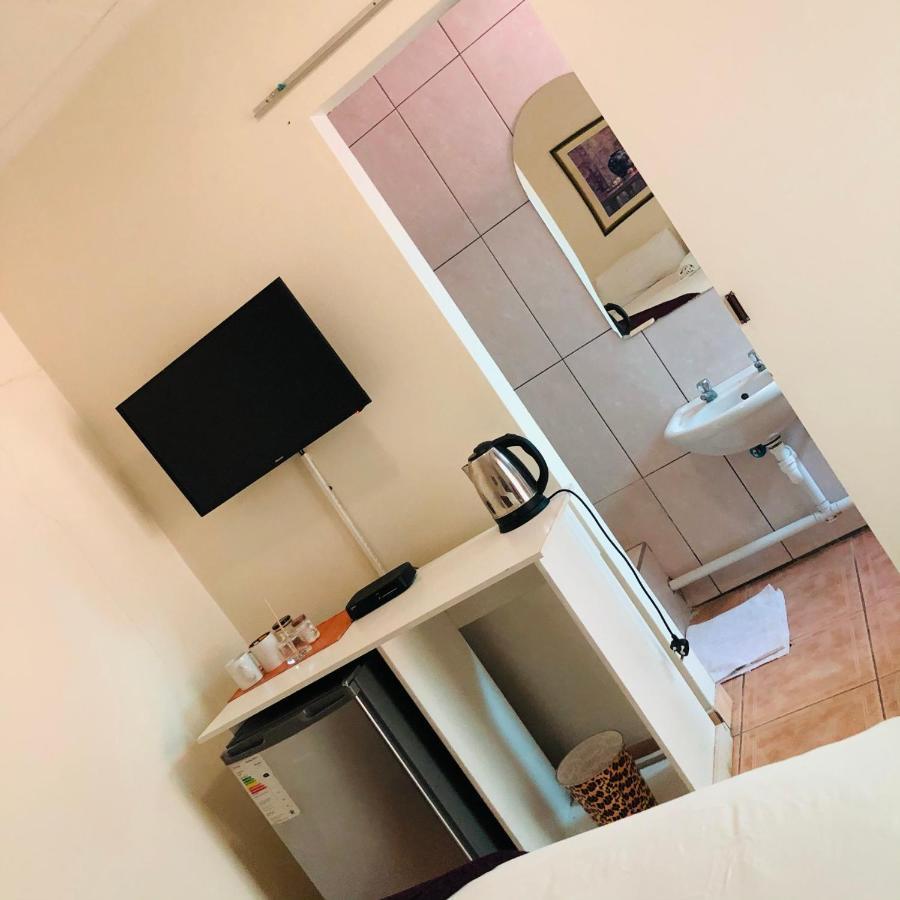Mo-Nize Villa Guesthouse Otjiwarongo Buitenkant foto